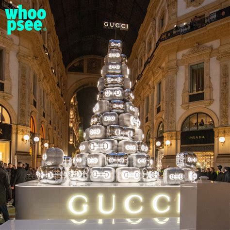 Milano, acceso l'albero di Natale di Gucci in galleria.